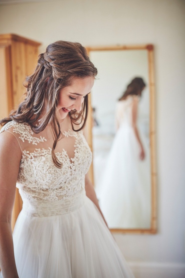 brides preps photography at rockbeare manor wedding in Devon